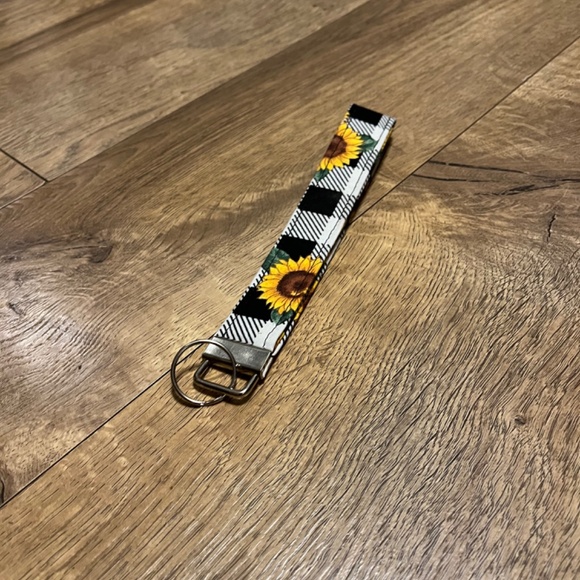 Sunflower Wristlet Keychain - handmade - Picture 4 of 5